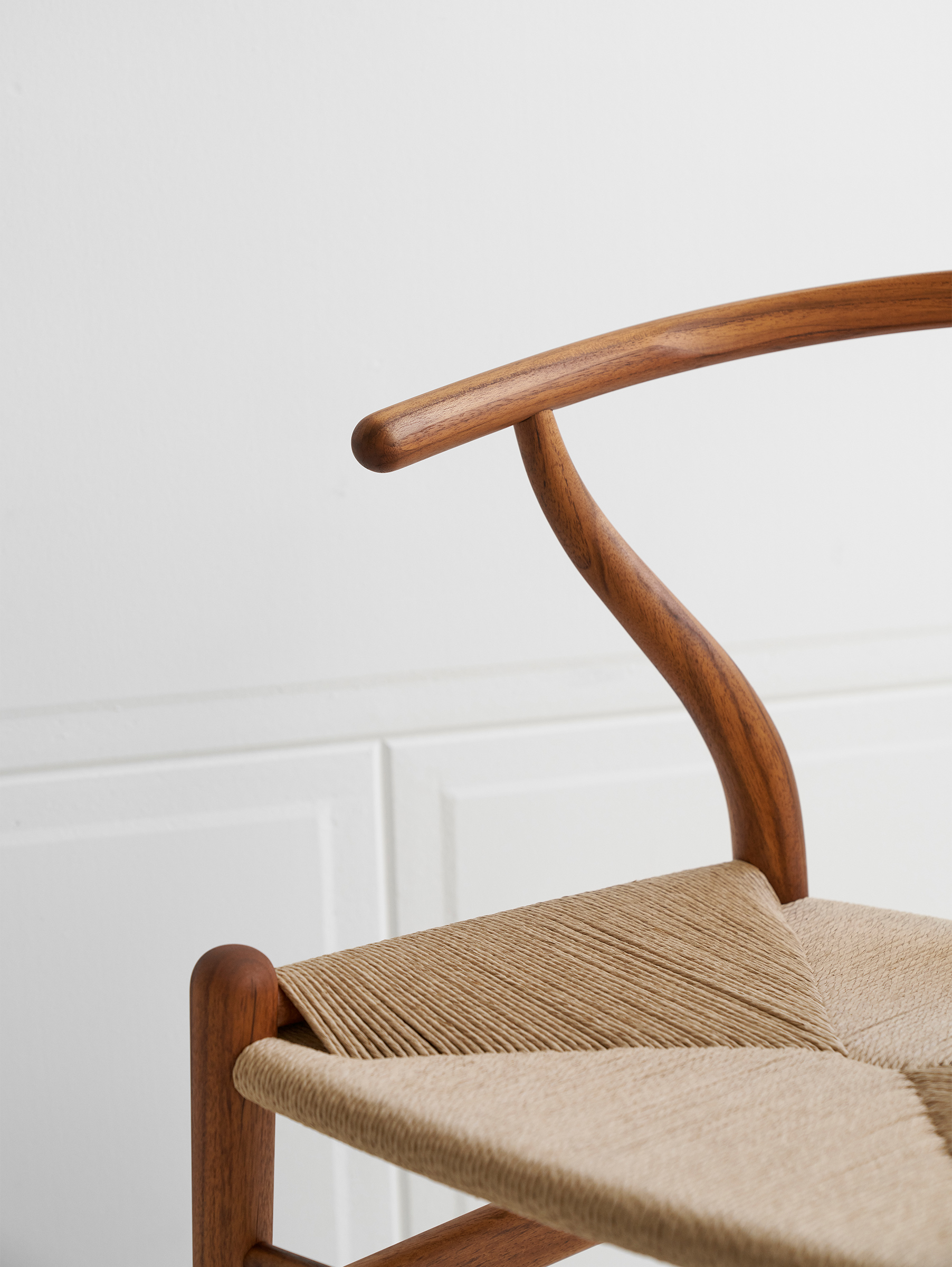 CH24 Stuhl - Walnuss / Kordel natur