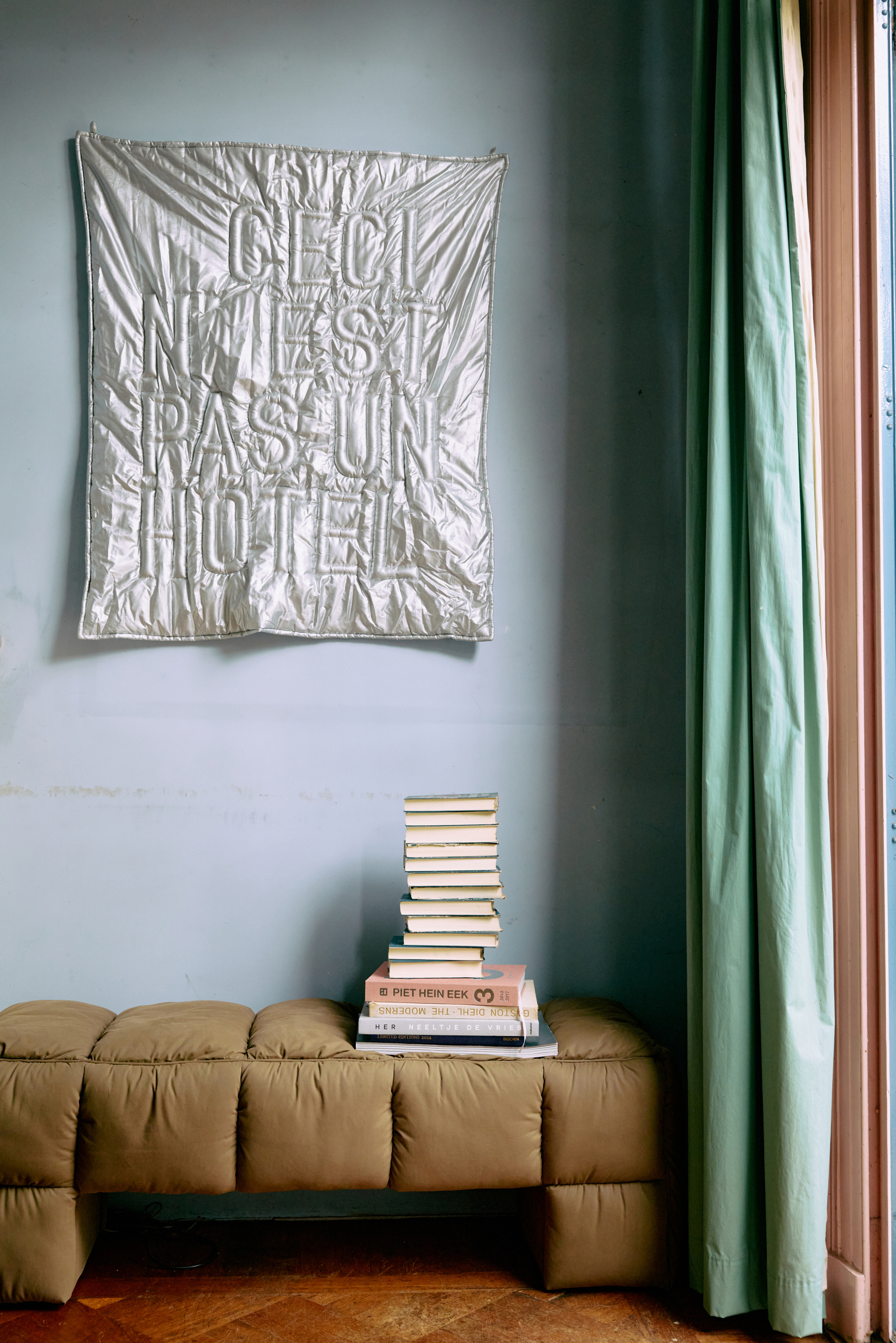 Ceci n'est pas un hôtel Wandkunst