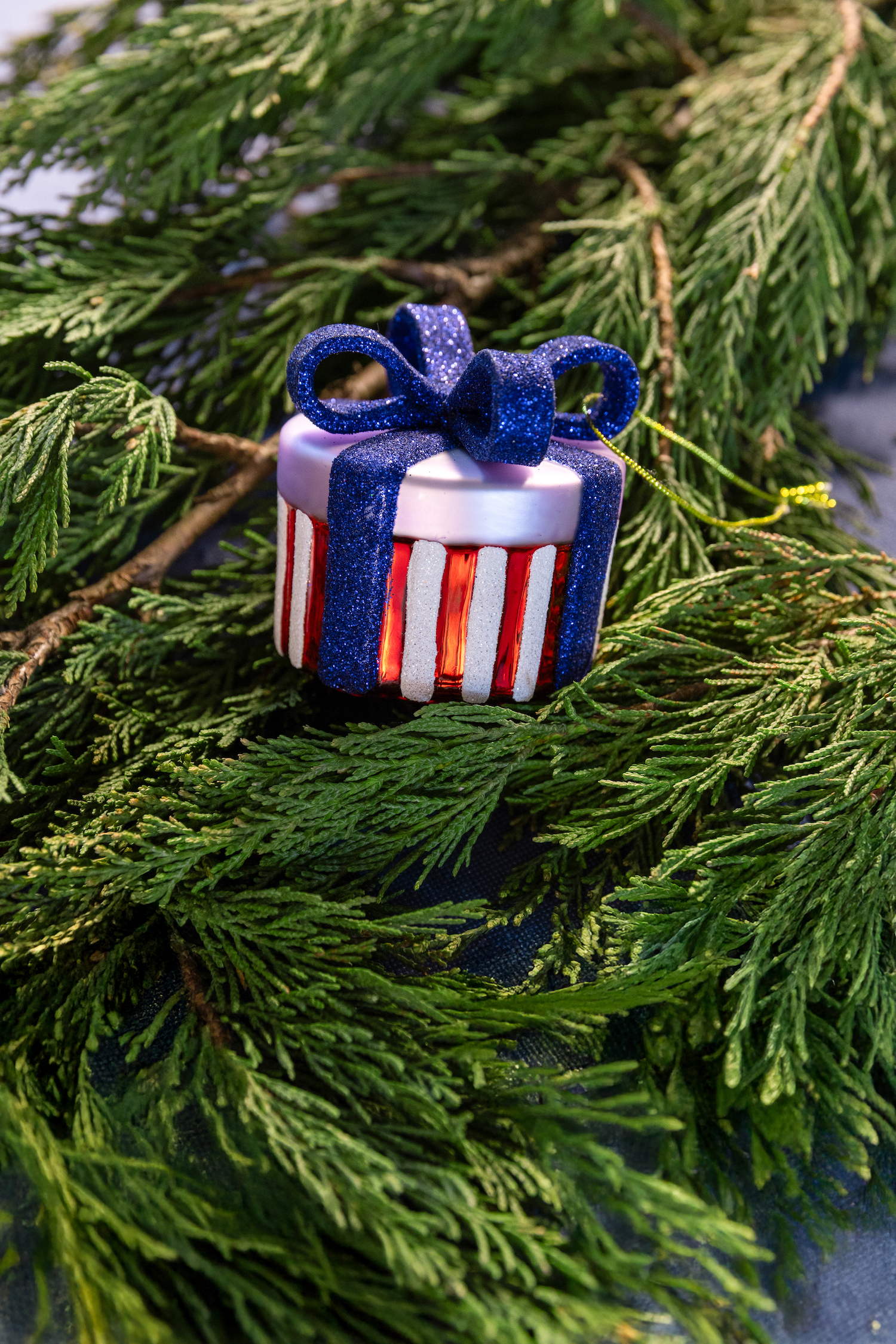 Weihnachtsanhänger Geschenk rot